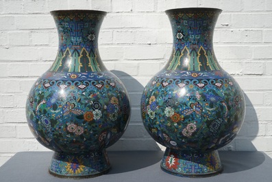 Een paar grote Chinese cloisonn&eacute; vazen, 19e eeuw