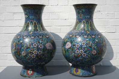 Une paire de grands vases en &eacute;maux cloisonn&eacute;s, Chine, 19&egrave;me