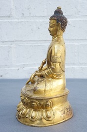 Un mod&egrave;le de Bouddha au vajra en bronze dor&eacute;, Tibet, 19&egrave;me