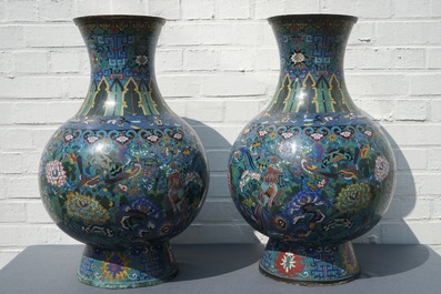 Une paire de grands vases en &eacute;maux cloisonn&eacute;s, Chine, 19&egrave;me