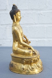 Un mod&egrave;le de Bouddha au vajra en bronze dor&eacute;, Tibet, 19&egrave;me