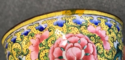 Zes Chinese Canton email koppen met gele fondkleur, 18/19e eeuw
