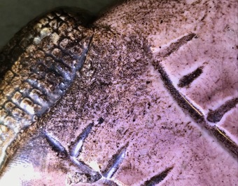 Une terrine couverte en forme de tortue en biscuit &eacute;maill&eacute; brun, Chine, Qianlong