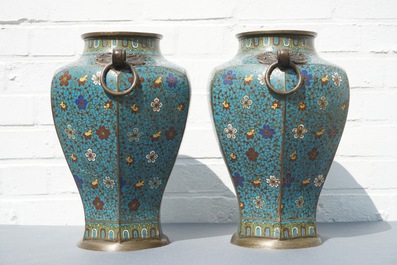 Een paar Chinese cloisonn&eacute; vazen met floraal decor en ringoren, 19e eeuw