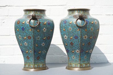 Une paire de vases en cloisonn&eacute; &agrave; d&eacute;cor floral, Chine, 19&egrave;me