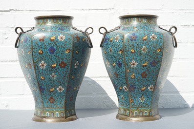 Une paire de vases en cloisonn&eacute; &agrave; d&eacute;cor floral, Chine, 19&egrave;me
