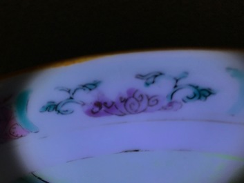 Une paire d'assiettes en porcelaine de Chine famille rose &agrave; d&eacute;cor de cerfs, Yongzheng/Qianlong