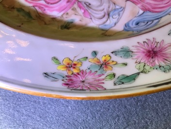 Une assiette en porcelaine de Chine famille rose &agrave; d&eacute;cor mythologique d'Apollon et Daphne, Yongzheng
