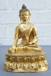Een Tibetaanse verguld bronzen figuur van Boeddha met Vajra, 19e eeuw