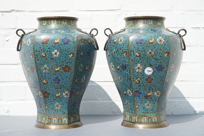 Een paar Chinese cloisonn&eacute; vazen met floraal decor en ringoren, 19e eeuw