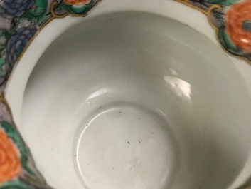 Une th&eacute;i&egrave;re et un pot &agrave; lait en porcelaine de Chine famille verte, 19&egrave;me, et une tasse et soucoupe en famille rose, Qianlong