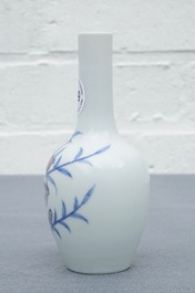 Un vase &agrave; d&eacute;cor 'sanduo' en porcelaine de Chine bleu, blanc et rouge, marque de Kangxi, 19/20&egrave;me