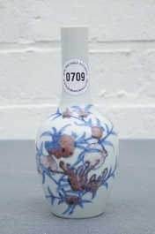 Een Chinese 'sanduo' vaas in blauw en onderglazuur rood, Kangxi merk, 19/20e eeuw