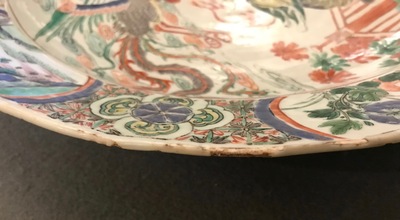 Un grand plat en porcelaine de Chine famille verte &agrave; d&eacute;cor d'un qilin et ph&eacute;nix, Kangxi