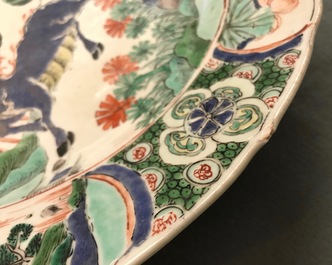 Un grand plat en porcelaine de Chine famille verte &agrave; d&eacute;cor d'un qilin et ph&eacute;nix, Kangxi