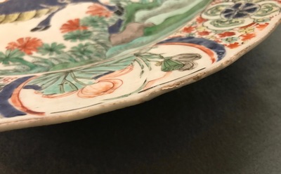 Un grand plat en porcelaine de Chine famille verte &agrave; d&eacute;cor d'un qilin et ph&eacute;nix, Kangxi