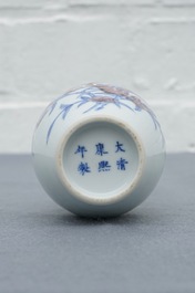 Een Chinese 'sanduo' vaas in blauw en onderglazuur rood, Kangxi merk, 19/20e eeuw