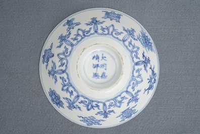 Een Chinese blauwwitte kom met tao&iuml;stische symbolen, Jiajing merk, Kangxi