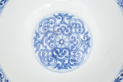 Un bol en porcelaine de Chine bleu et blanc aux symboles tao&iuml;stes, marque de Jiajing, Kangxi