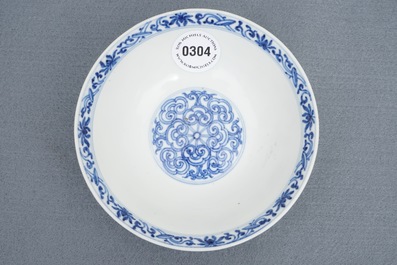 Un bol en porcelaine de Chine bleu et blanc aux symboles tao&iuml;stes, marque de Jiajing, Kangxi