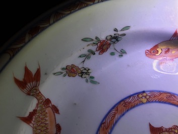 Drie Chinese famille verte borden met karpers en floraal decor, Kangxi