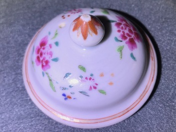 Une th&eacute;i&egrave;re en porcelaine de Chine famille rose &agrave; d&eacute;cor d'une femme et un gar&ccedil;on, Qianlong