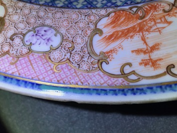 Un grand plat en porcelaine de Chine famille rose &agrave; d&eacute;cor mandarin, Qianlong