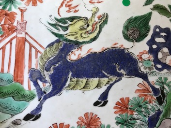 Un grand plat en porcelaine de Chine famille verte &agrave; d&eacute;cor d'un qilin et ph&eacute;nix, Kangxi