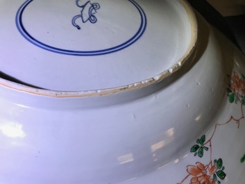 Un grand plat en porcelaine de Chine famille verte &agrave; d&eacute;cor 'Les trois amis de l'hiver', Kangxi