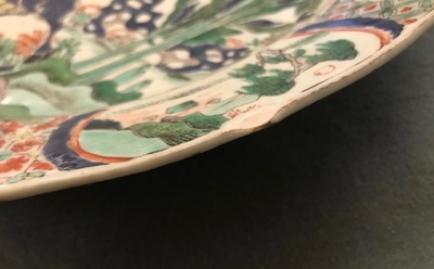 Un grand plat en porcelaine de Chine famille verte &agrave; d&eacute;cor d'un qilin et ph&eacute;nix, Kangxi