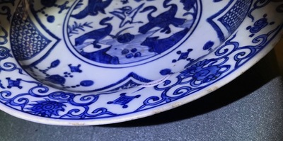 Een Chinese blauwwitte schotel met kraanvogels, Jiajing