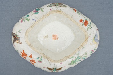 Een Chinese famille rose kom op voet, Jiaqing merk, 19e eeuw