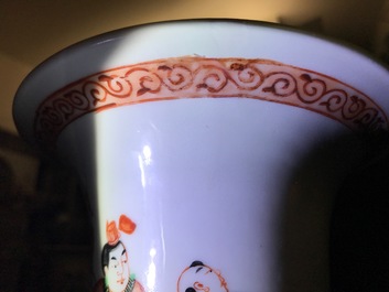 Une paire de vases en porcelaine de Chine famille verte &agrave; d&eacute;cor de guerriers, 19/20&egrave;me