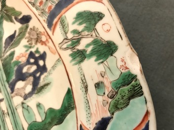 Un grand plat en porcelaine de Chine famille verte &agrave; d&eacute;cor d'un qilin et ph&eacute;nix, Kangxi