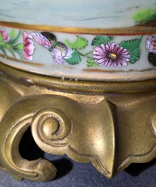 19世纪 豆青釉地镶金粉彩人物纹瓷瓶 一对