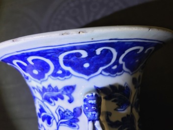 Une paire de vases en porcelaine de Chine bleu et blanc, 19&egrave;me