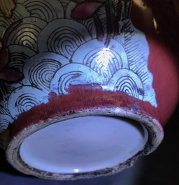 Un vase de forme bouteille en porcelaine de Chine sang de boeuf monochrome &agrave; d&eacute;cor &eacute;maill&eacute;, 19&egrave;me