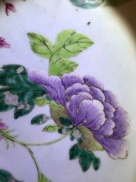 Un tr&egrave;s grand plat en porcelaine de Chine famille rose aux oiseaux parmi fleurs, marque et &eacute;poque de Guangxu