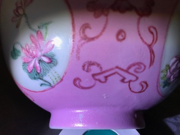 Deux bols et un br&ucirc;le-parfum en porcelaine de Chine famille rose et grisaille, Yongzheng et apr&egrave;s