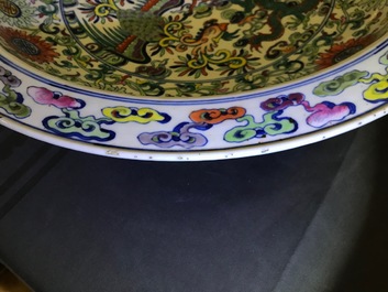 Un grand plat en porcelaine de Chine doucai &agrave; d&eacute;cor 'Dragon et ph&eacute;nix', marque de Yongzheng, R&eacute;publique, 20&egrave;me
