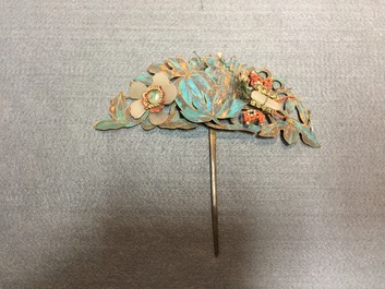 Twenty Chinese kingfisher feather ornaments in silver, jade, coral and gilt metal, Qing and 20th C.
