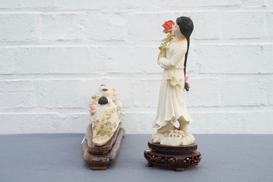 Un groupe en ivoire sculpt&eacute; polychrome aux enfants chassant des papillons et un d'une dame, Chine, 1&egrave;re moiti&eacute; du 20&egrave;me
