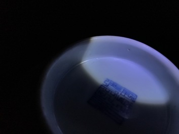 Deux bols et un br&ucirc;le-parfum en porcelaine de Chine famille rose et grisaille, Yongzheng et apr&egrave;s