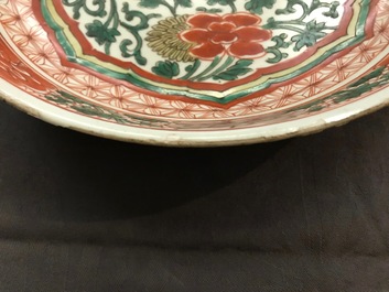 Un plat en porcelaine de Chine wucai &agrave; d&eacute;cor floral, Kangxi
