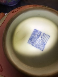 Deux bols et un br&ucirc;le-parfum en porcelaine de Chine famille rose et grisaille, Yongzheng et apr&egrave;s