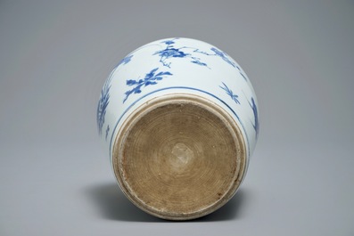 Een Chinese blauwwitte flesvormige vaas met floraal decor, Transitie periode