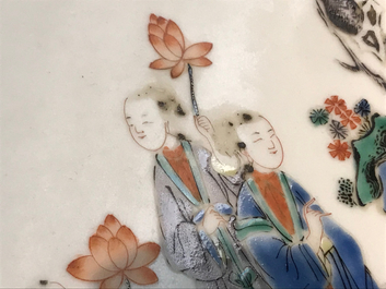 Een uitzonderlijke grote Chinese famille verte schotel, 19/20e eeuw