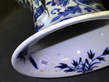 Une paire de vases en porcelaine de Chine bleu et blanc, 19&egrave;me