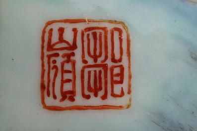 Une plaque en porcelaine de Chine qianjiang cai &agrave; d&eacute;cor d'un paysage, R&eacute;publique, 1&egrave;re moiti&eacute; du 20&egrave;me
