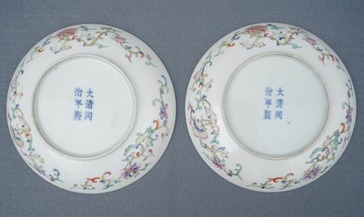 Een paar Chinese famille rose baijixiang borden met Boeddhistische emblemen, Tongzhi merk en periode